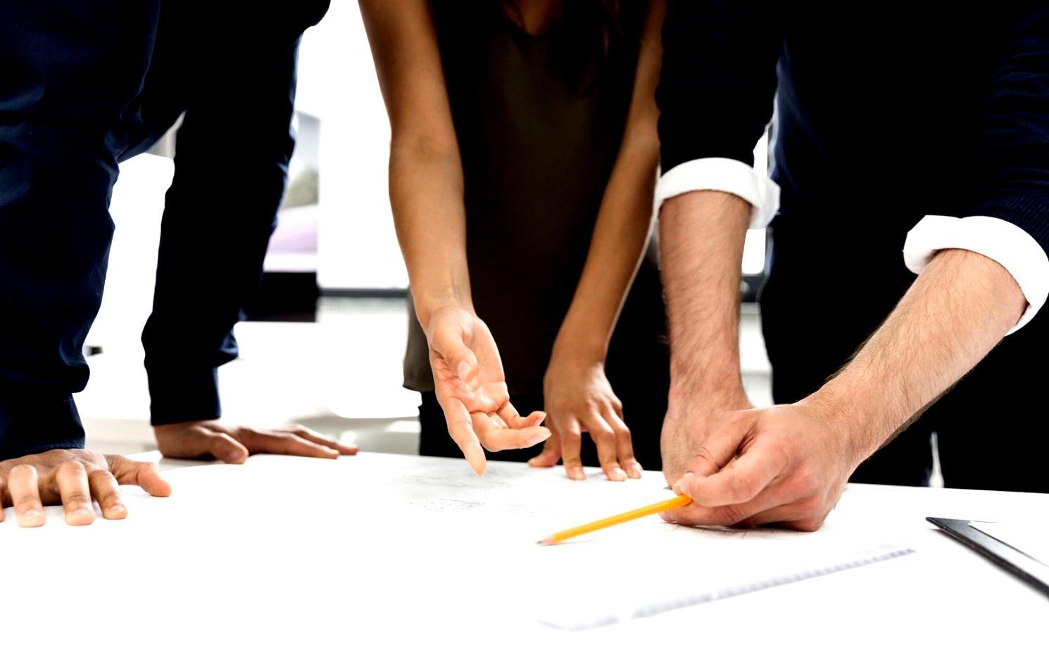 Participants ansorloolose appliquant les outils d'analyse financière